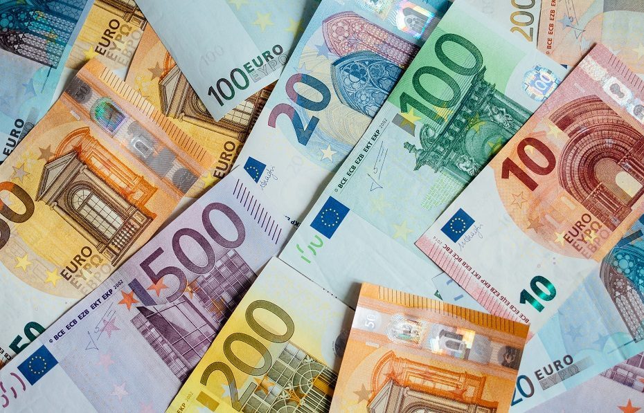 Euro banknotai keičia dizainą: vieną iš temų sugalvojo Lietuvos menininkė