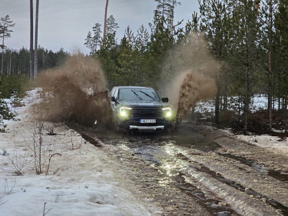 Vairavimo rekordininkai V. Milius ir A. Bubinas šalies perimetrą apvažiavo pasieniu 