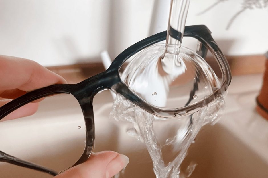 Vasaros malonumai: kaip apsaugoti ne tik mėgstamus akinius, bet ir akis?