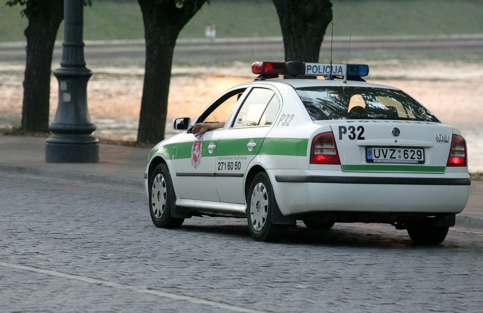 Policijos automobilį bandė blokuoti vietnamiečius vežęs „Volvo“ 