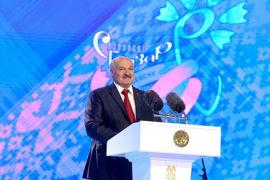 Su A. Lukašenka ant tos pačios scenos lipusi B. Petrikytė: dainos visai nesurišta su karu