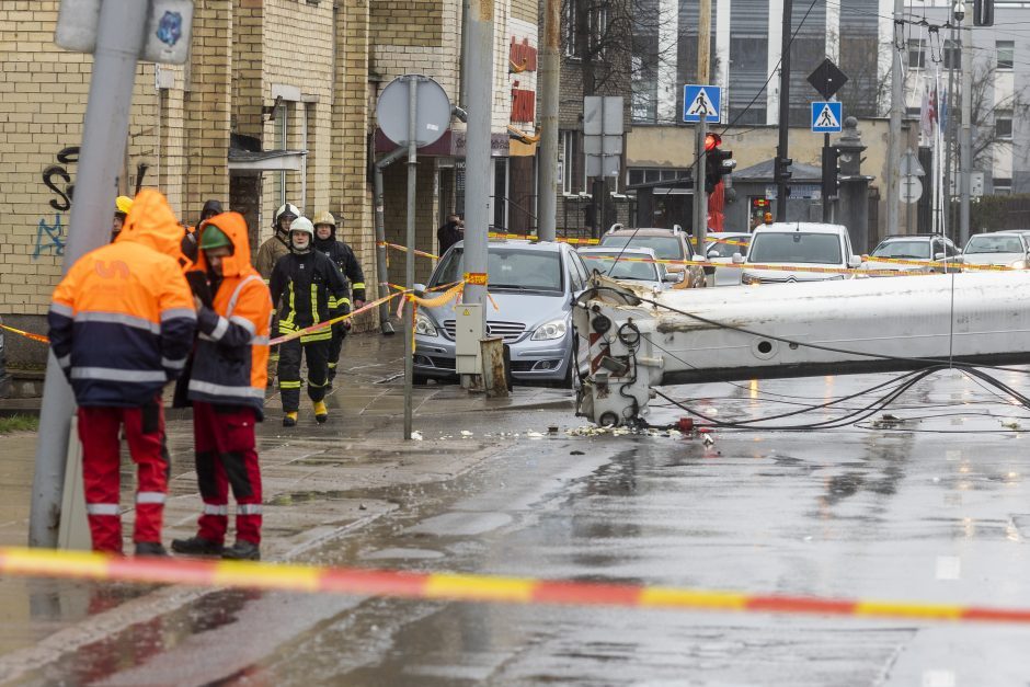 Nuvirtusi krano strėlė sostinės Kauno gatvėje pjaustyta iki paryčių, skaičiuojama žala