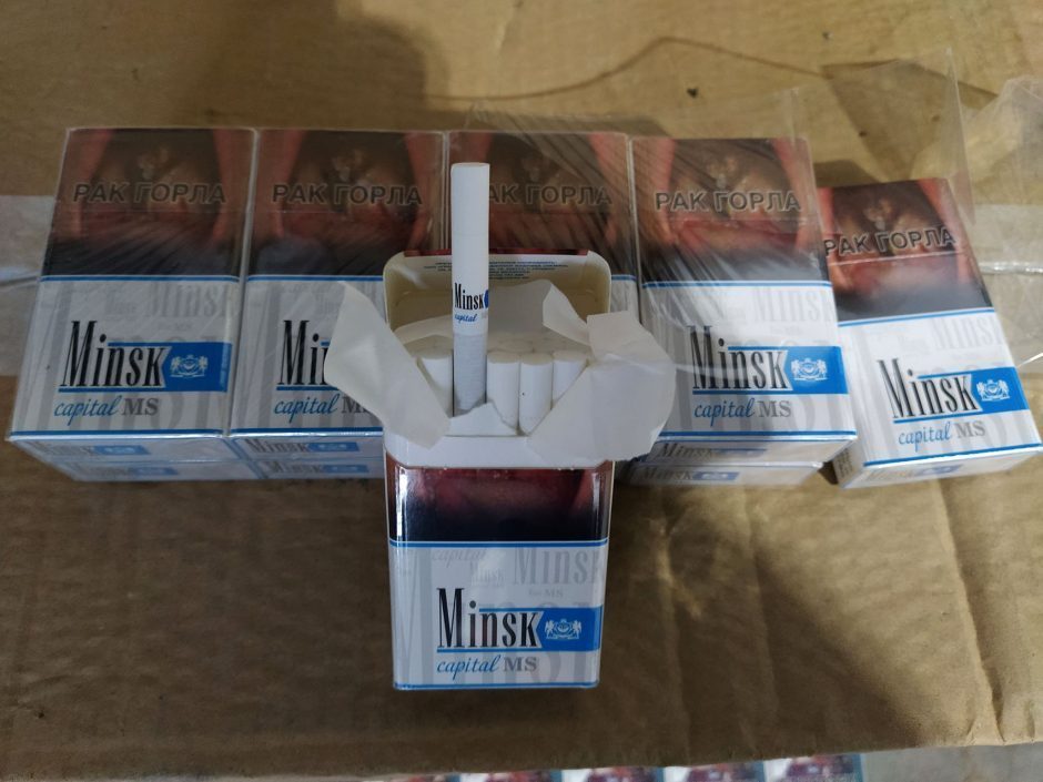 Akmenės rajone vyro automobilyje pareigūnai rado 10 tūkst. pakelių cigarečių be banderolių