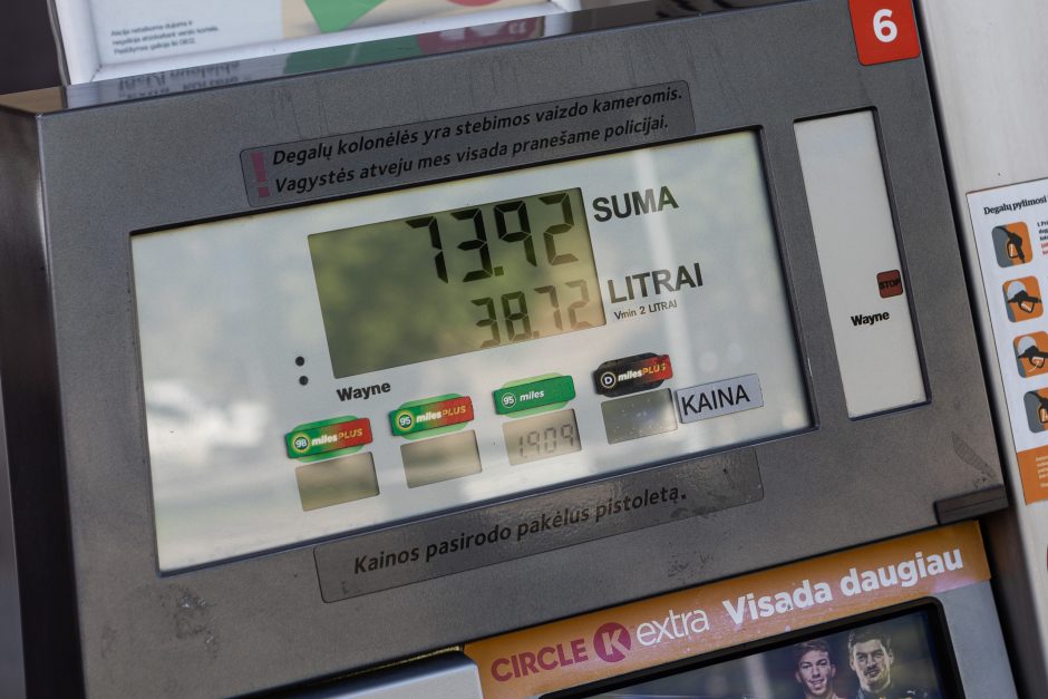 Naftos barelis kainuoja tiek pat, kiek kainavo 2014 m.: kodėl už kurą mokame brangiau?