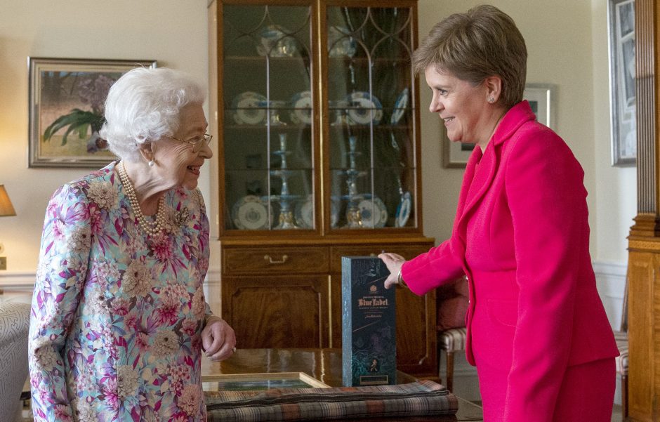 Karalienė Elžbieta II susitiko su Škotijos lydere, paskelbusia planus dėl referendumo