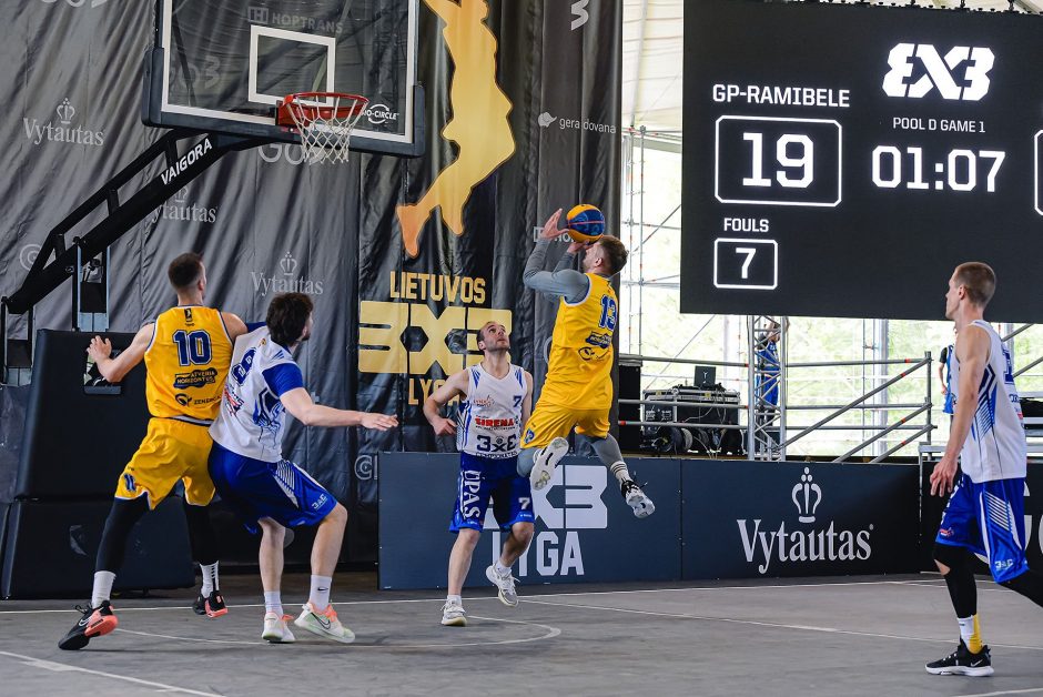 Krepšinio trijulių varžybas laimėjo VDU komanda: į pergalę vedė LKL žaidėjai