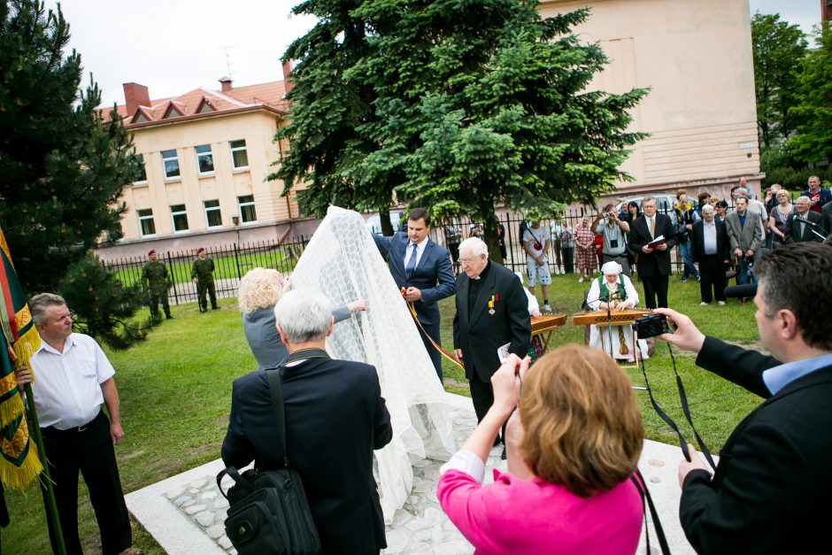 Kaune atidengtas paminklas aklųjų globėjui P. Dauniui