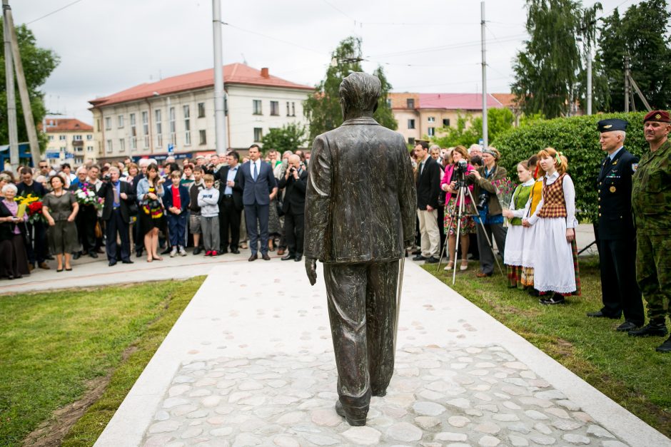 Kaune atidengtas paminklas aklųjų globėjui P. Dauniui