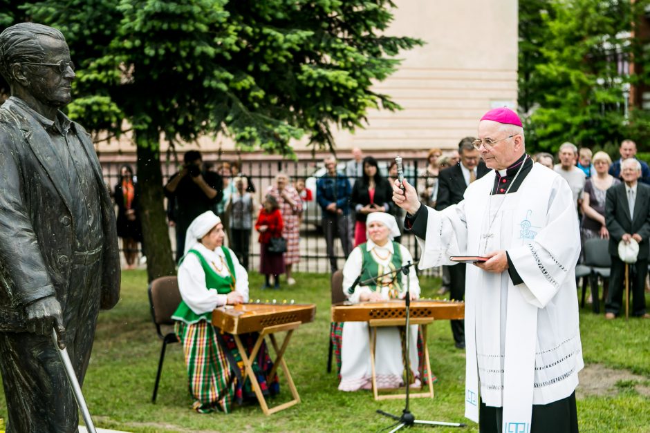 Kaune atidengtas paminklas aklųjų globėjui P. Dauniui