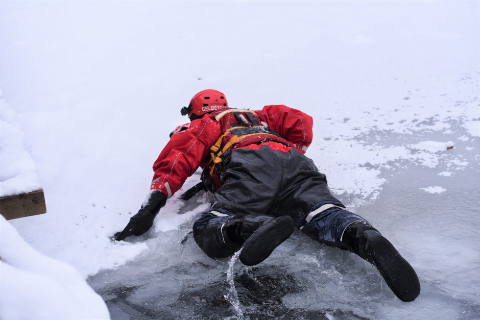 Žiemos pramogos gali virsti spąstais: atskleidė, ką daryti įlūžus į ledą