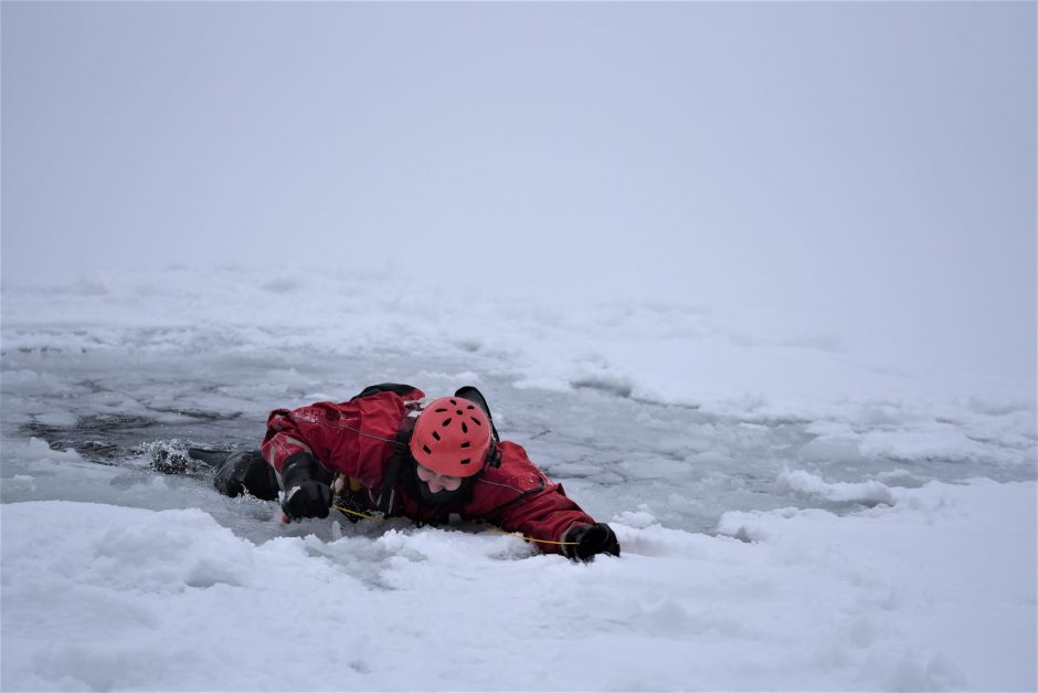 Žiemos pramogos gali virsti spąstais: atskleidė, ką daryti įlūžus į ledą