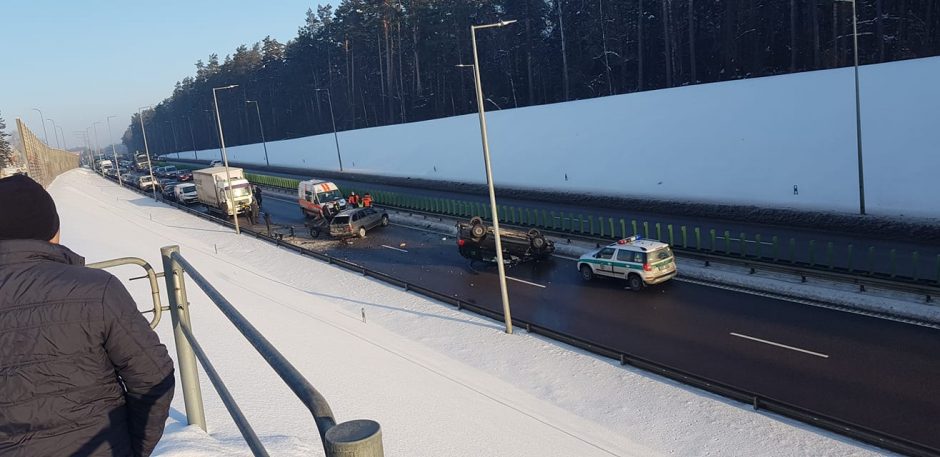 Per avariją Vilniuje vienas automobilis apvirto ant stogo: vairuotojas perduotas medikams