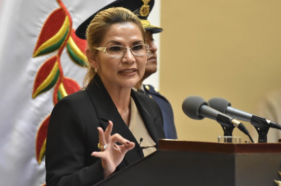 Bolivijos laikinoji prezidentė sako užsikrėtusi koronavirusu