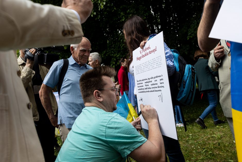 Beveik pusšimtis žmonių prie Rusijos ambasados protestavo prieš ukrainiečių vaikų grobimą