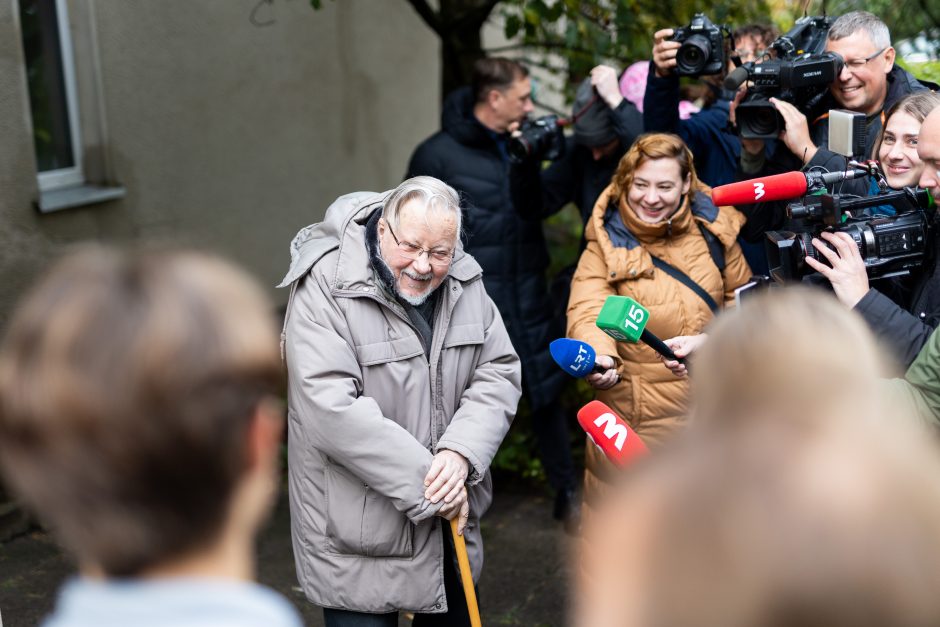 Pasveikinti V. Landsbergio su 91-uoju gimtadieniu prie namų susirinko bendražygiai ir draugai