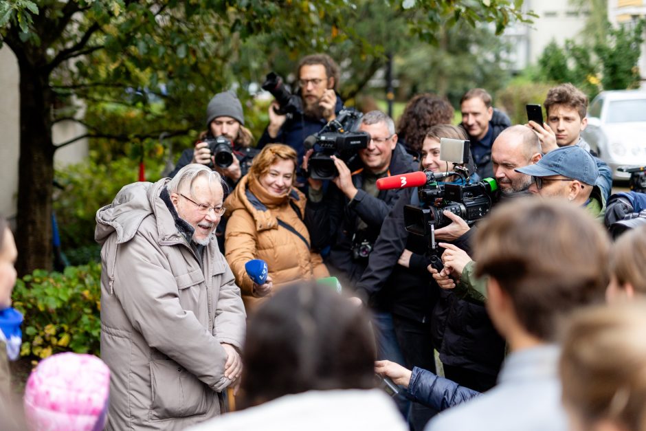 Pasveikinti V. Landsbergio su 91-uoju gimtadieniu prie namų susirinko bendražygiai ir draugai