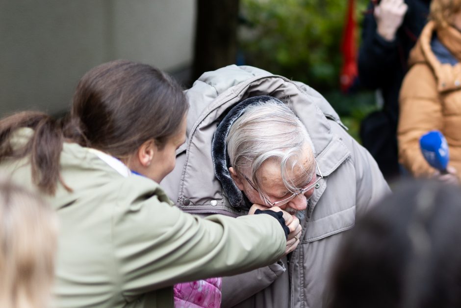 Pasveikinti V. Landsbergio su 91-uoju gimtadieniu prie namų susirinko bendražygiai ir draugai