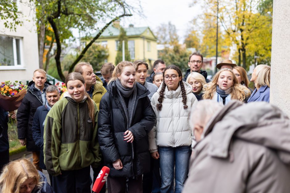 Pasveikinti V. Landsbergio su 91-uoju gimtadieniu prie namų susirinko bendražygiai ir draugai