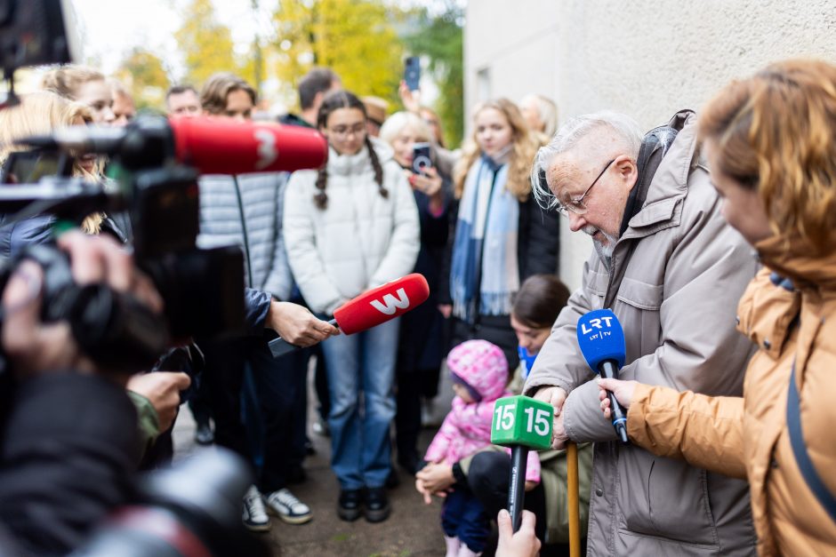 Pasveikinti V. Landsbergio su 91-uoju gimtadieniu prie namų susirinko bendražygiai ir draugai