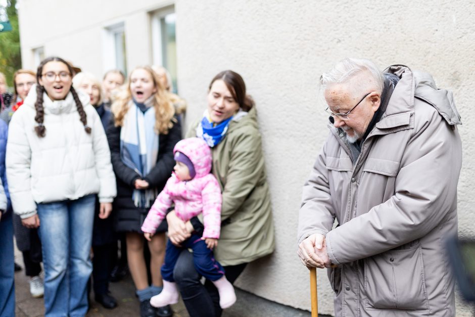 Pasveikinti V. Landsbergio su 91-uoju gimtadieniu prie namų susirinko bendražygiai ir draugai