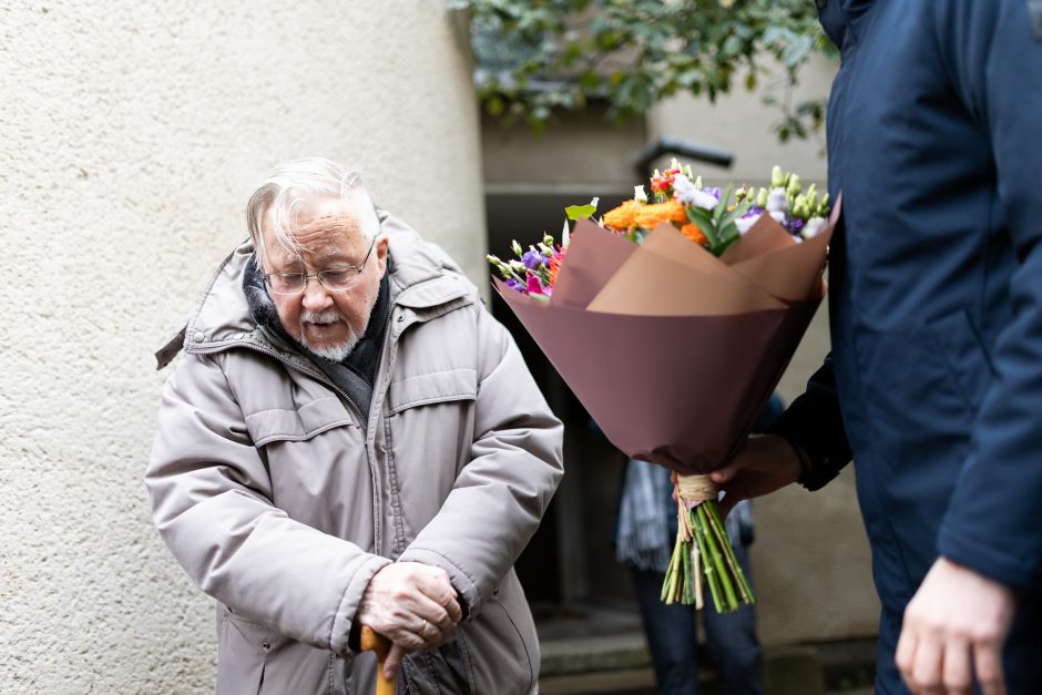 Pasveikinti V. Landsbergio su 91-uoju gimtadieniu prie namų susirinko bendražygiai ir draugai