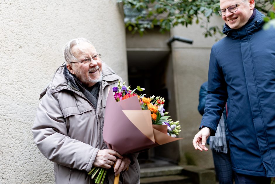 Pasveikinti V. Landsbergio su 91-uoju gimtadieniu prie namų susirinko bendražygiai ir draugai