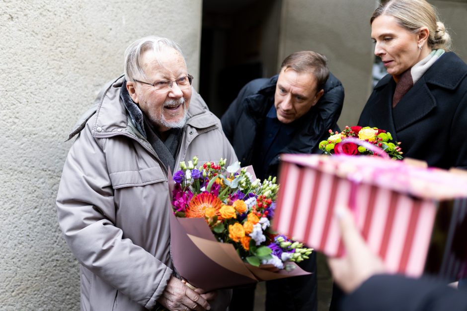 Pasveikinti V. Landsbergio su 91-uoju gimtadieniu prie namų susirinko bendražygiai ir draugai