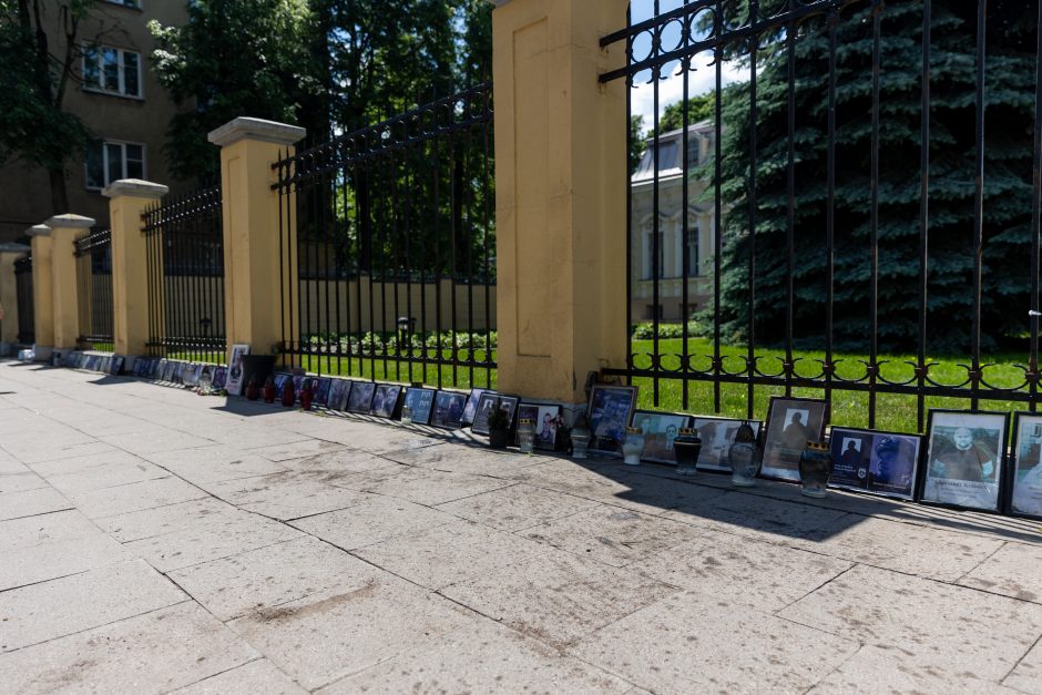 Prie Baltarusijos ambasados sulaikytas vyras: niokojo memorialą