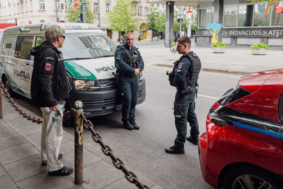 Vilniuje nuimta atminimo lenta K. Škirpai: protestuotojai šaukė – „vatnikai“