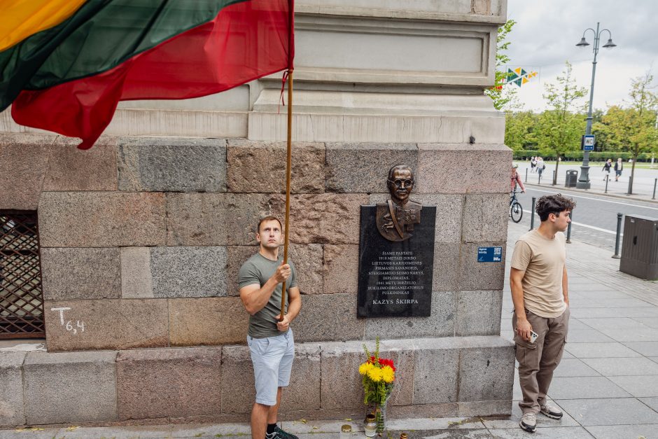 Vilniuje nuimta atminimo lenta K. Škirpai: protestuotojai šaukė – „vatnikai“