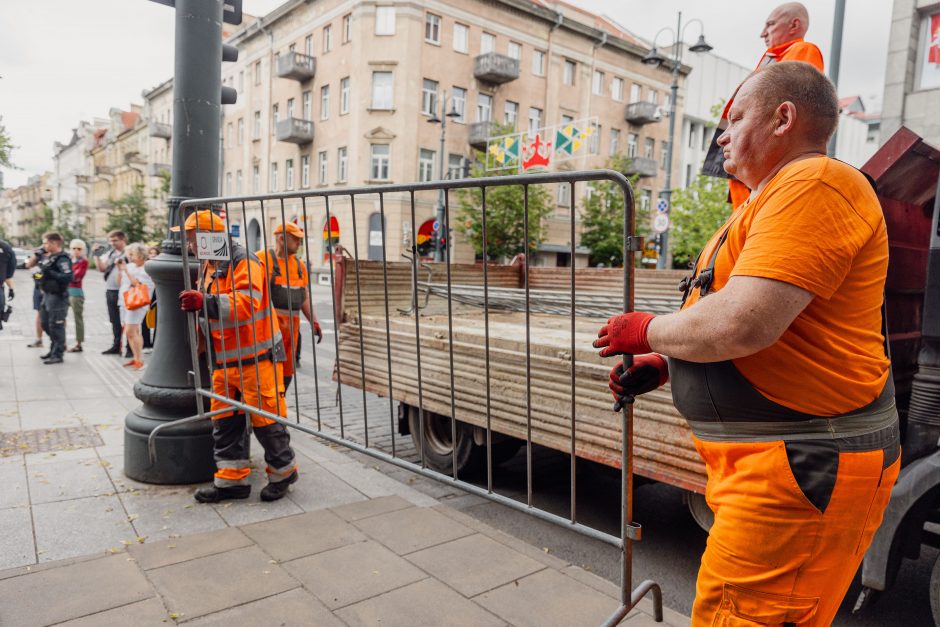 Vilniuje nuimta atminimo lenta K. Škirpai: protestuotojai šaukė – „vatnikai“