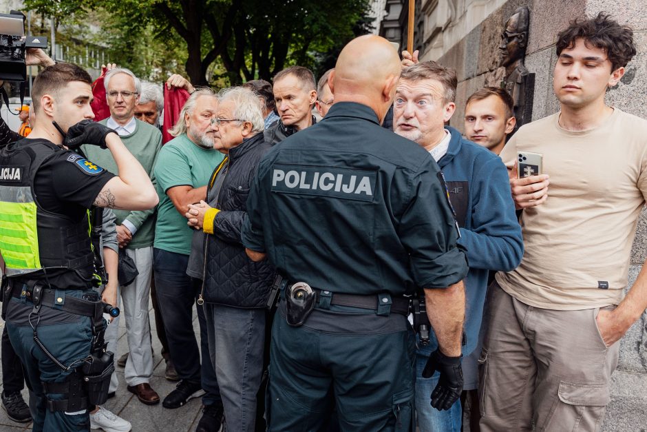 Vilniuje nuimta atminimo lenta K. Škirpai: protestuotojai šaukė – „vatnikai“