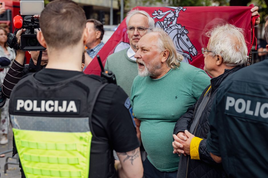 Vilniuje nuimta atminimo lenta K. Škirpai: protestuotojai šaukė – „vatnikai“