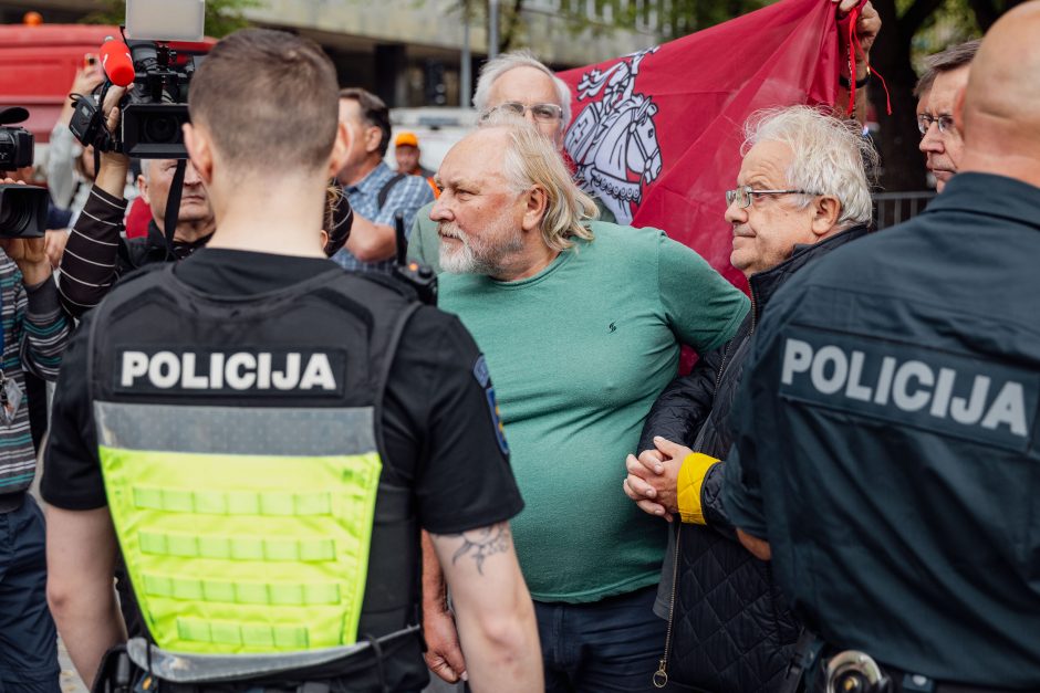 Vilniuje nuimta atminimo lenta K. Škirpai: protestuotojai šaukė – „vatnikai“