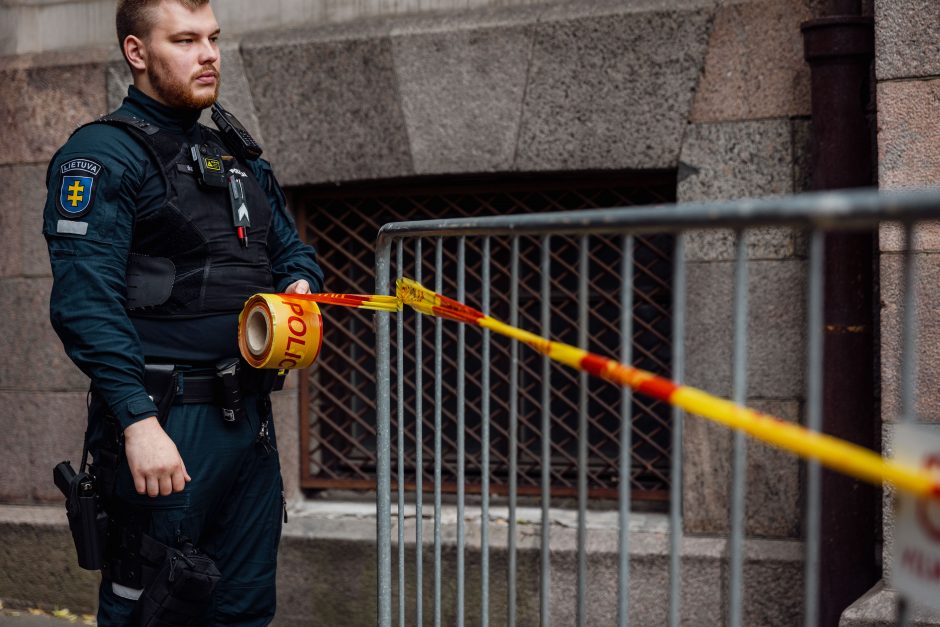 Vilniuje nuimta atminimo lenta K. Škirpai: protestuotojai šaukė – „vatnikai“