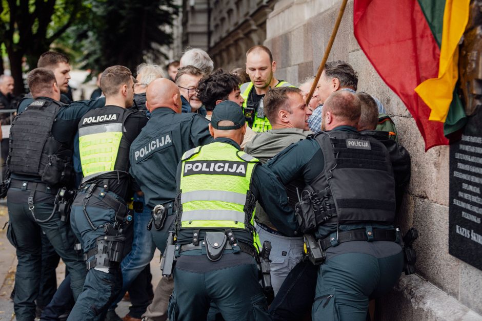 Vilniuje nuimta atminimo lenta K. Škirpai: protestuotojai šaukė – „vatnikai“