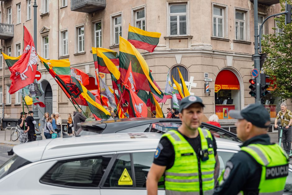 Vilniuje nuimta atminimo lenta K. Škirpai: protestuotojai šaukė – „vatnikai“