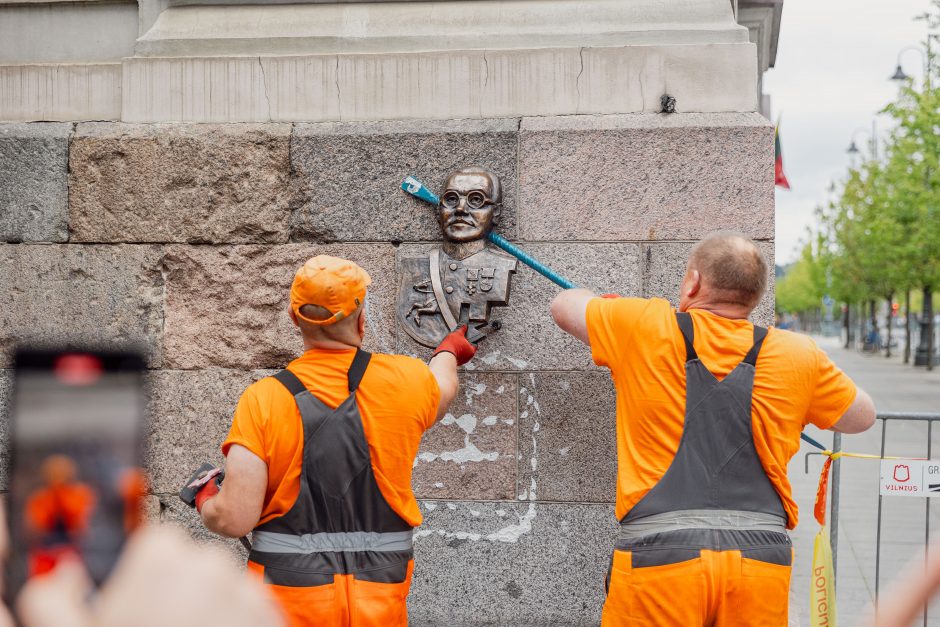 Vilniuje nuimta atminimo lenta K. Škirpai: protestuotojai šaukė – „vatnikai“