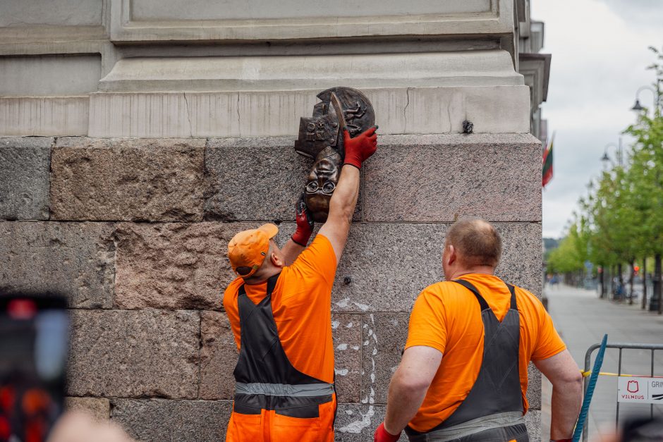 Vilniuje nuimta atminimo lenta K. Škirpai: protestuotojai šaukė – „vatnikai“