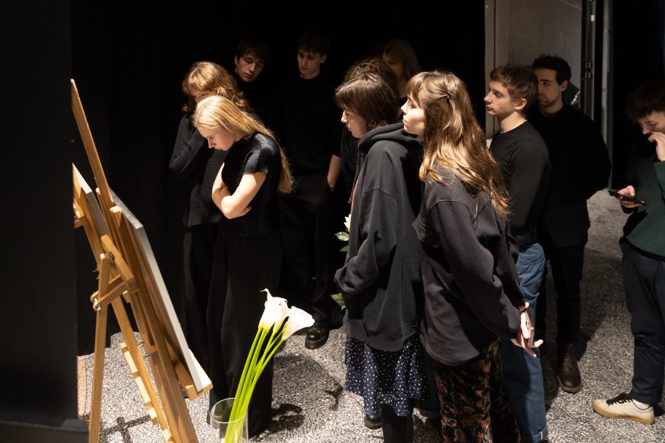 Atsisveikinti su A. Kulikausku renkasi žmonės: Keistuolių teatro scena skendi žvakių šviesoje