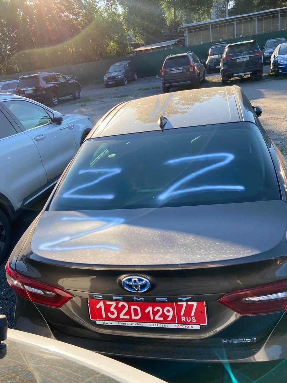 Rusijoje „Z“ raidėmis apipaišytas Lietuvos diplomato automobilis