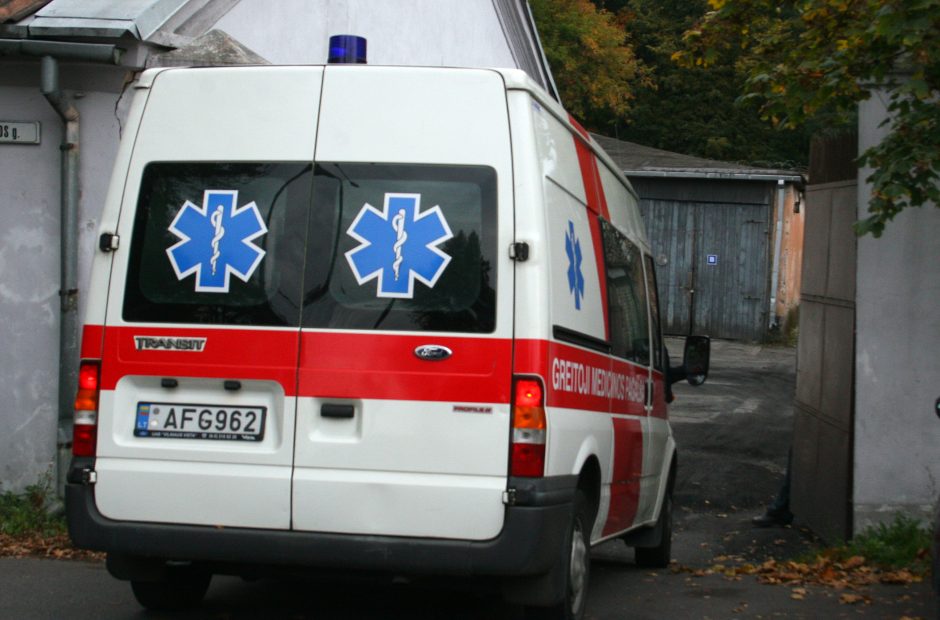 Nelaimė Santariškių gatvės žiedinėje sankryžoje: automobilis partrenkė moterį