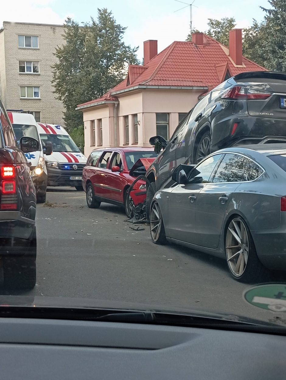 Neeilinė situacija Panevėžyje: po smūgio „Lexus“ kone užlėkė ant „Audi“ stogo