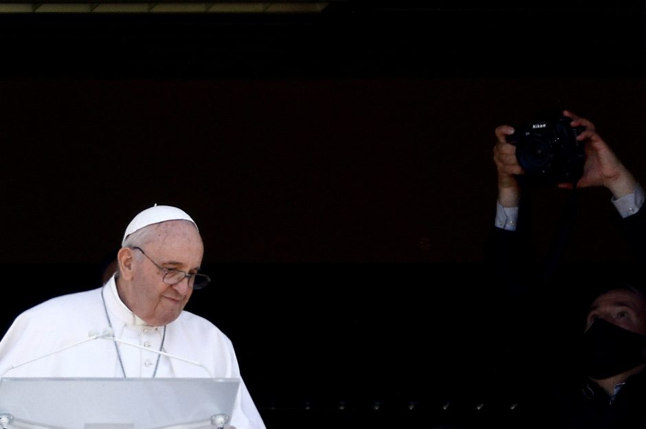 Po operacijos atsigaunantis popiežius Pranciškus praleis sekmadienio Mišias