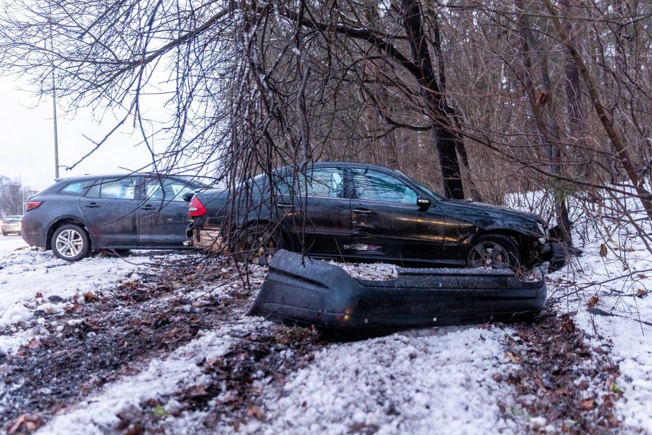 Vilniuje susidūrė ir nuo kelio nuvažiavo automobiliai: medikams perduoti trys žmonės