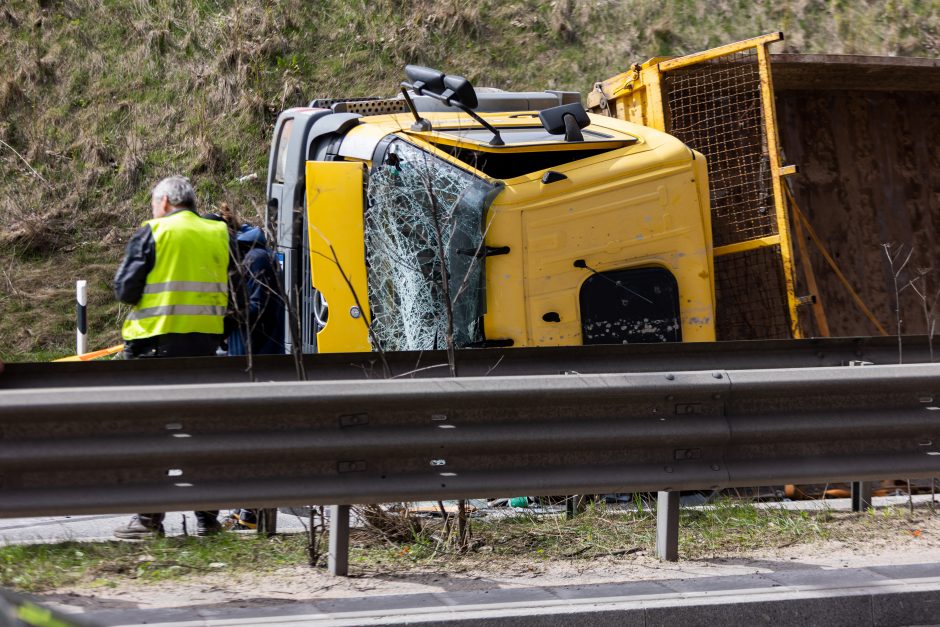 Prie Vakarinio aplinkkelio Vilniuje apvirto sunkvežimis-kranas: blokuojama Ukmergės gatvė