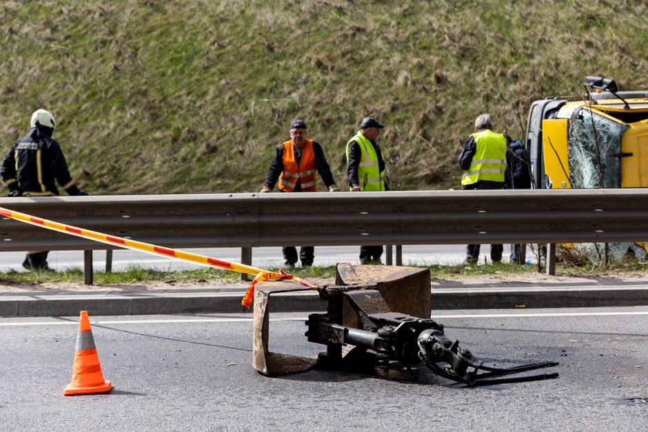 Prie Vakarinio aplinkkelio Vilniuje apvirto sunkvežimis-kranas: blokuojama Ukmergės gatvė