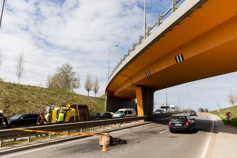 Prie Vakarinio aplinkkelio Vilniuje apvirto sunkvežimis-kranas: blokuojama Ukmergės gatvė