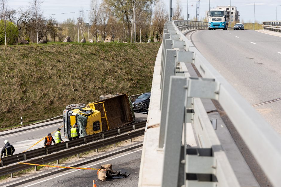 Prie Vakarinio aplinkkelio Vilniuje apvirto sunkvežimis-kranas: blokuojama Ukmergės gatvė