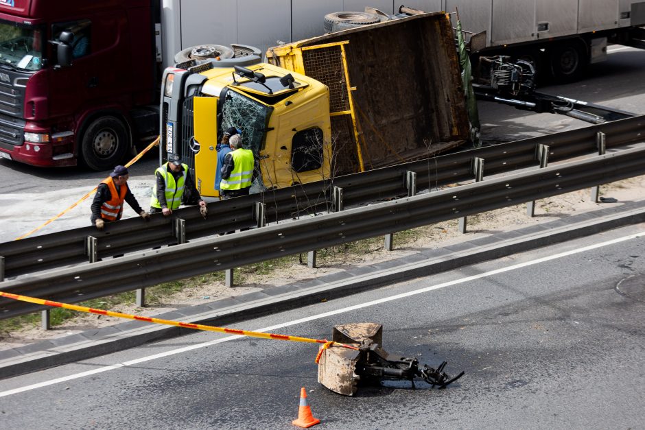 Prie Vakarinio aplinkkelio Vilniuje apvirto sunkvežimis-kranas: blokuojama Ukmergės gatvė